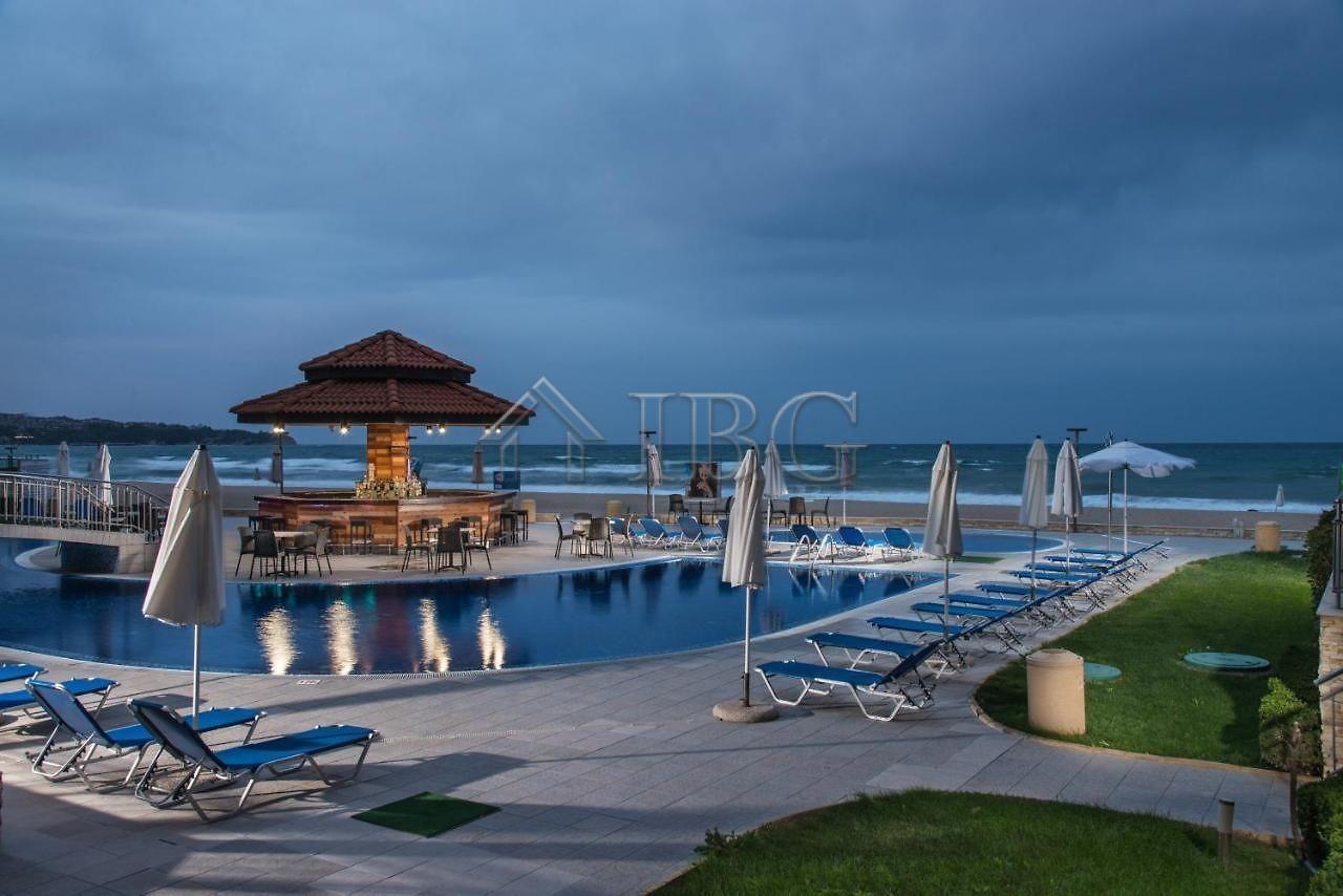 Spacious 3-Bedroom Apartment with Stunning Sea View in Obzor Beach Resort — photo 20 of 25
