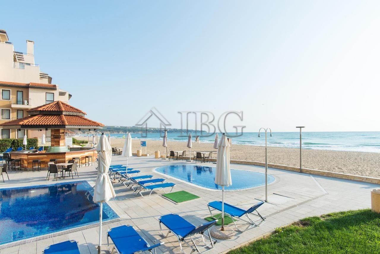 Spacious 3-Bedroom Apartment with Stunning Sea View in Obzor Beach Resort — photo 17 of 25