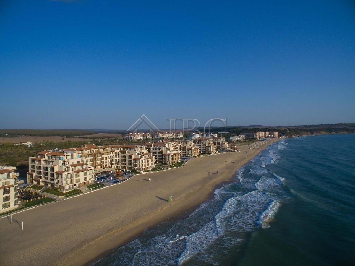 Spacious 3-Bedroom Apartment with Stunning Sea View in Obzor Beach Resort — photo 10 of 25