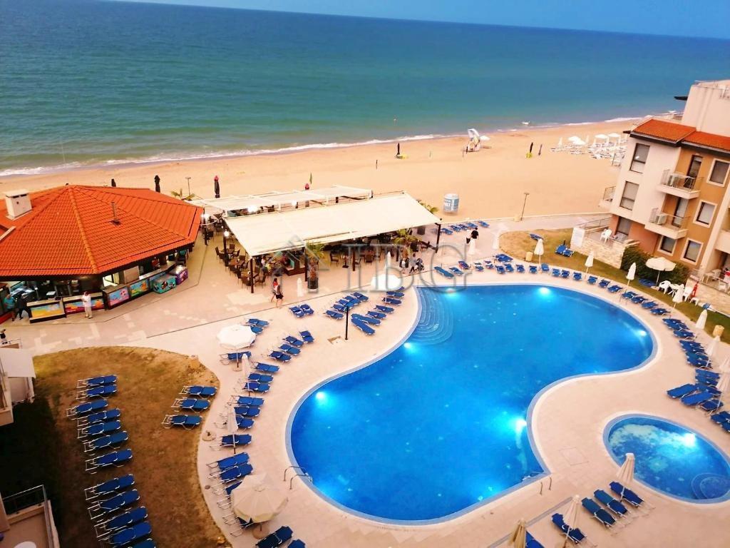 Spacious 3-Bedroom Apartment with Stunning Sea View in Obzor Beach Resort — photo 24 of 25