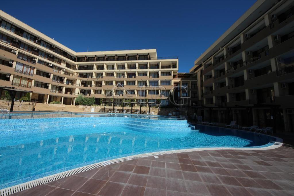 2-Room Apartment with Sea and Pool View in Luxor Complex, Sveti Vlas — photo 24 of 25