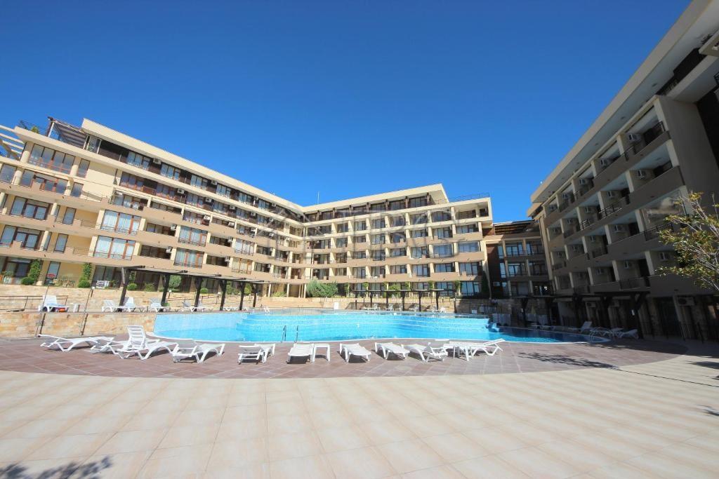 2-Room Apartment with Sea and Pool View in Luxor Complex, Sveti Vlas — photo 23 of 25