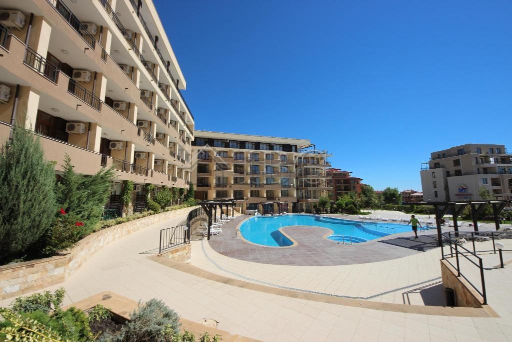 2-Room Apartment with Sea and Pool View in Luxor Complex, Sveti Vlas — photo 18 of 25