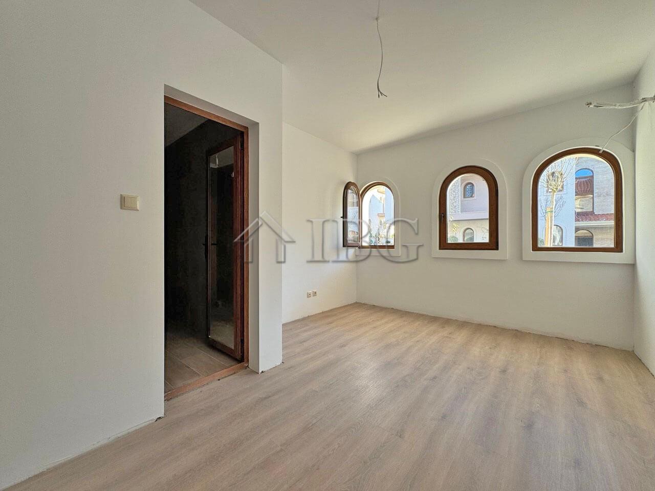 Spacious 1-Bedroom Apartment with Large Terrace in Grand Village Complex, Kosharitsa — photo 7 of 18