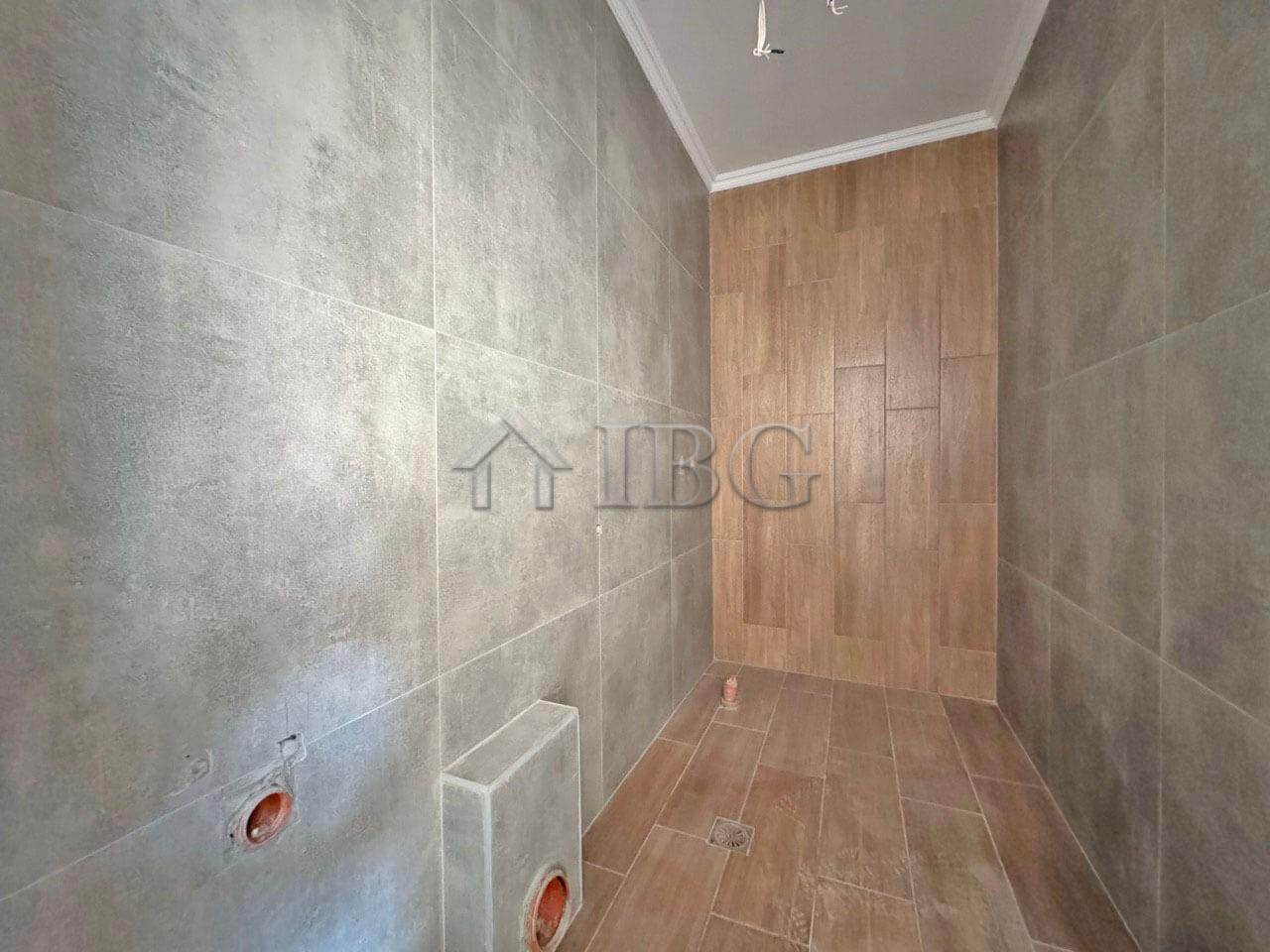 Spacious 1-Bedroom Apartment with Large Terrace in Grand Village Complex, Kosharitsa — photo 8 of 18