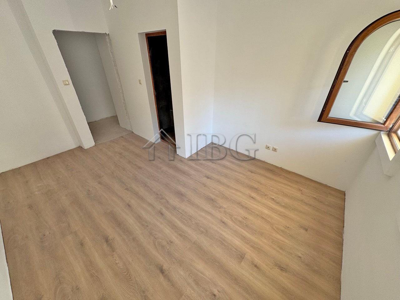 Spacious 1-Bedroom Apartment with Large Terrace in Grand Village Complex, Kosharitsa — photo 9 of 18