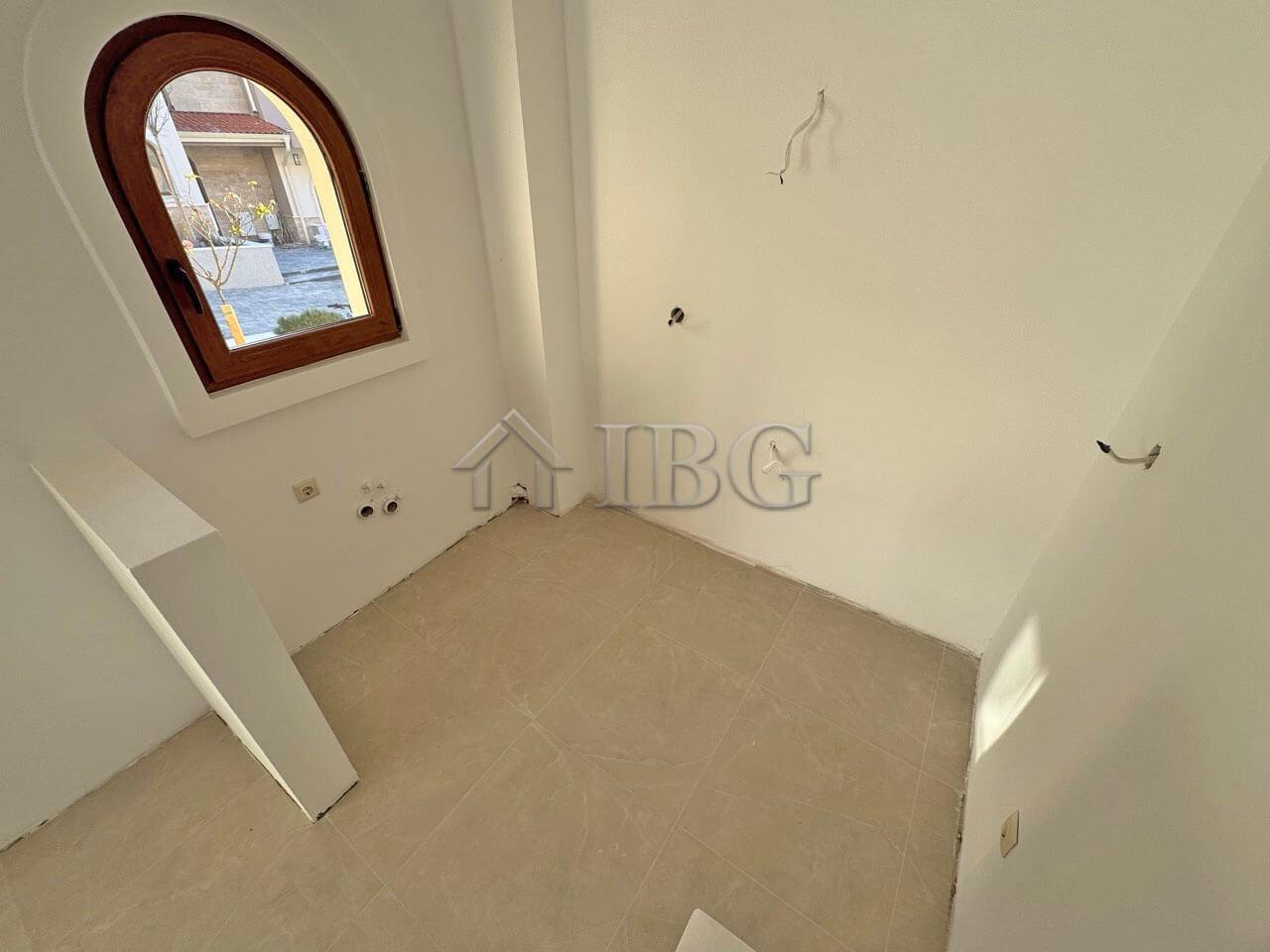 Spacious 1-Bedroom Apartment with Large Terrace in Grand Village Complex, Kosharitsa — photo 4