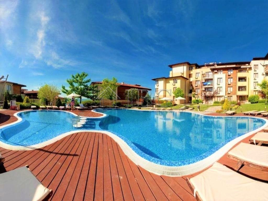 For sale: A two-bedroom apartment just 50 meters from the beach in Sveti Vlas, Bulgaria. — photo 22 of 25