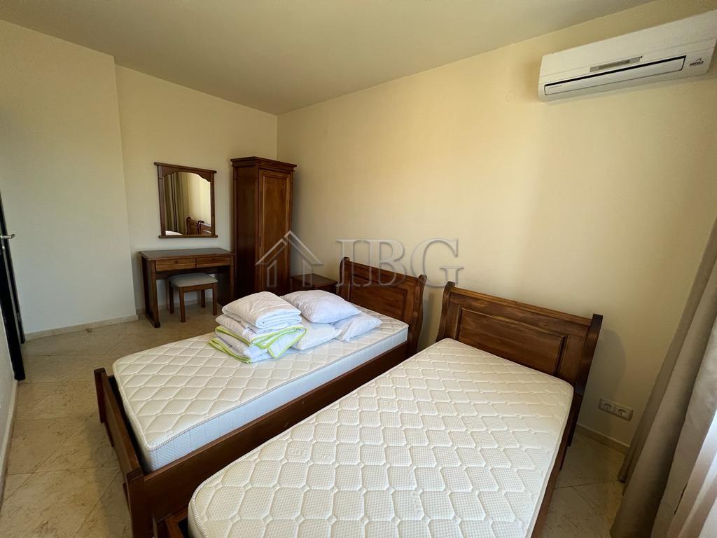 For sale: A two-bedroom apartment just 50 meters from the beach in Sveti Vlas, Bulgaria. — photo 10 of 25