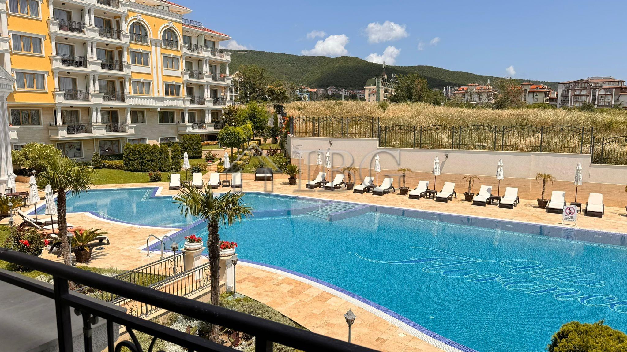 Spacious 2-Bedroom apartment with Pool and Sea views in Villa Florence, St.Vlas — photo 19 of 20