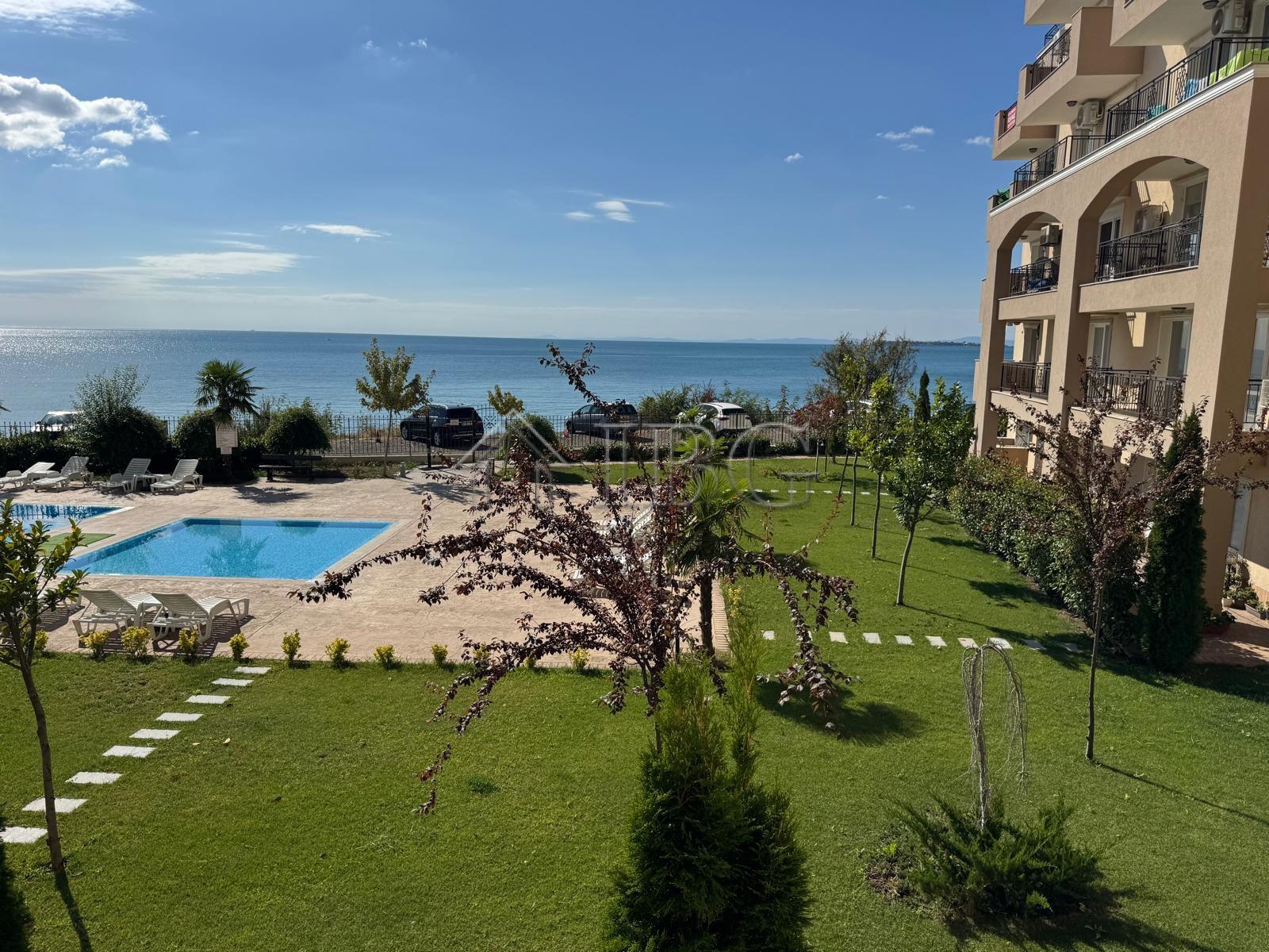 Spacious 2-Bedroom Apartment with frontal Sea View Sveti Vlas, First Line — photo 2