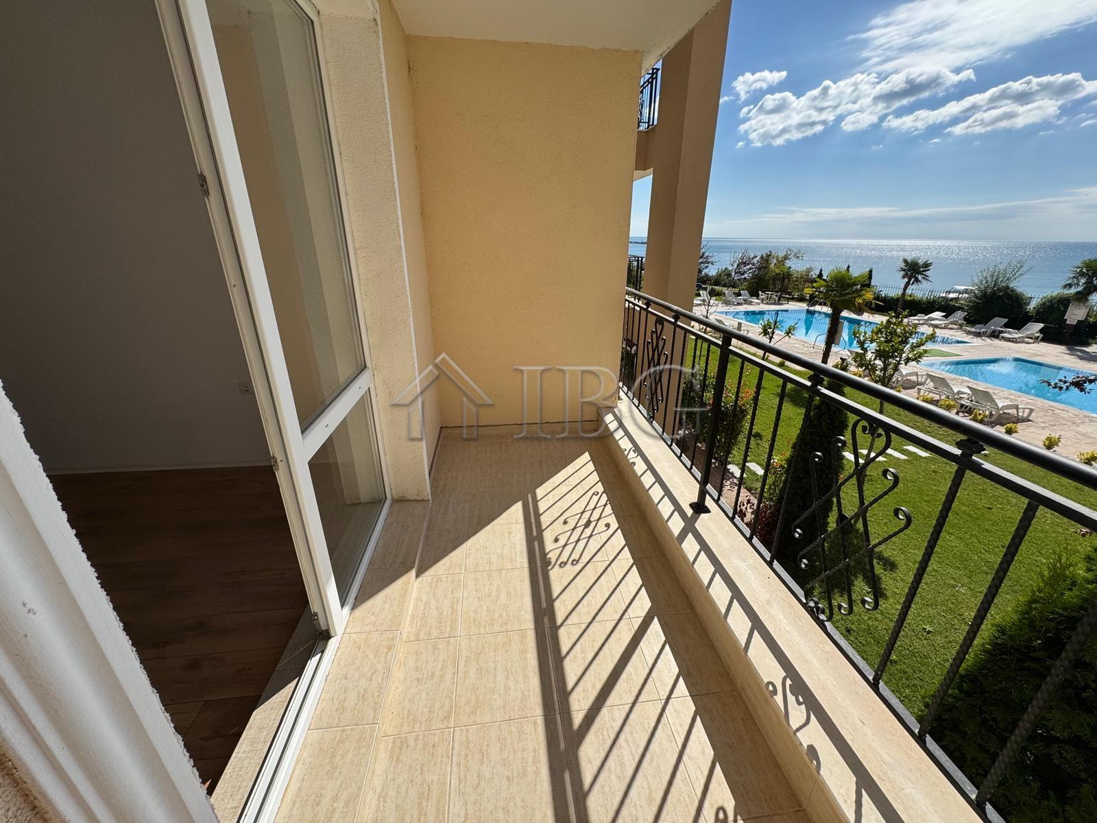 Spacious 2-Bedroom Apartment with frontal Sea View Sveti Vlas, First Line — photo 3