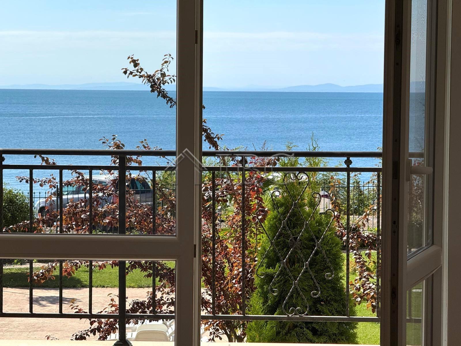 Spacious 2-Bedroom Apartment with frontal Sea View Sveti Vlas, First Line — photo 4