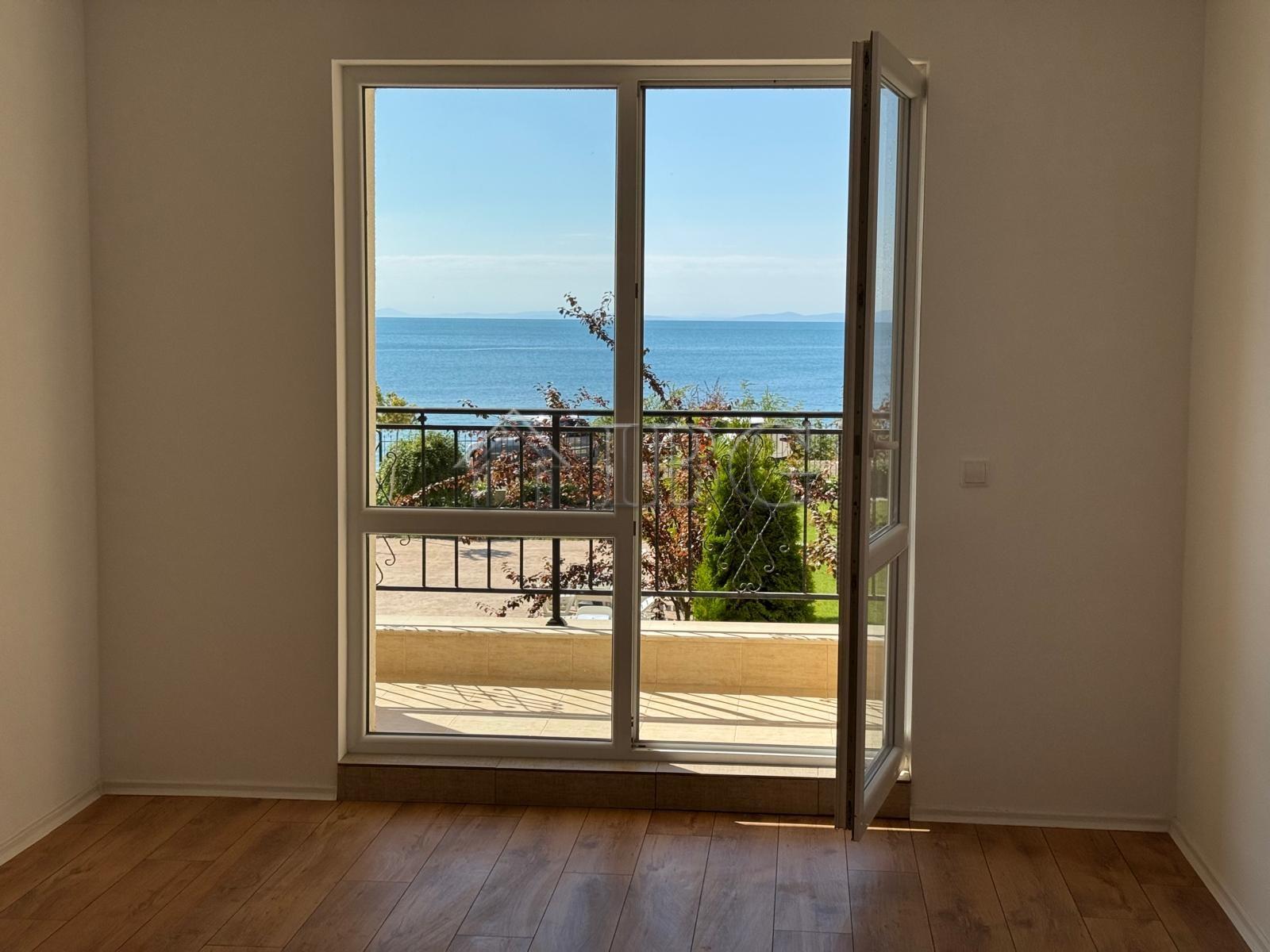 Spacious 2-Bedroom Apartment with frontal Sea View Sveti Vlas, First Line — photo 7 of 22