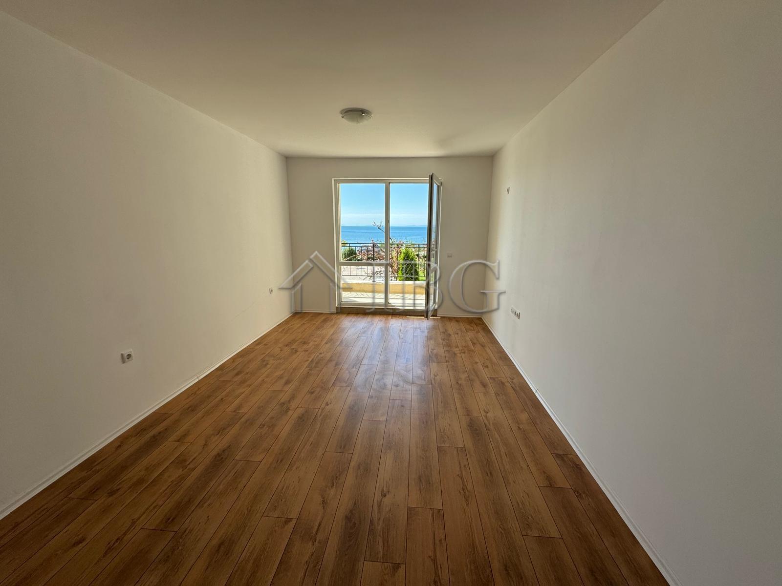 Spacious 2-Bedroom Apartment with frontal Sea View Sveti Vlas, First Line — photo 8 of 22