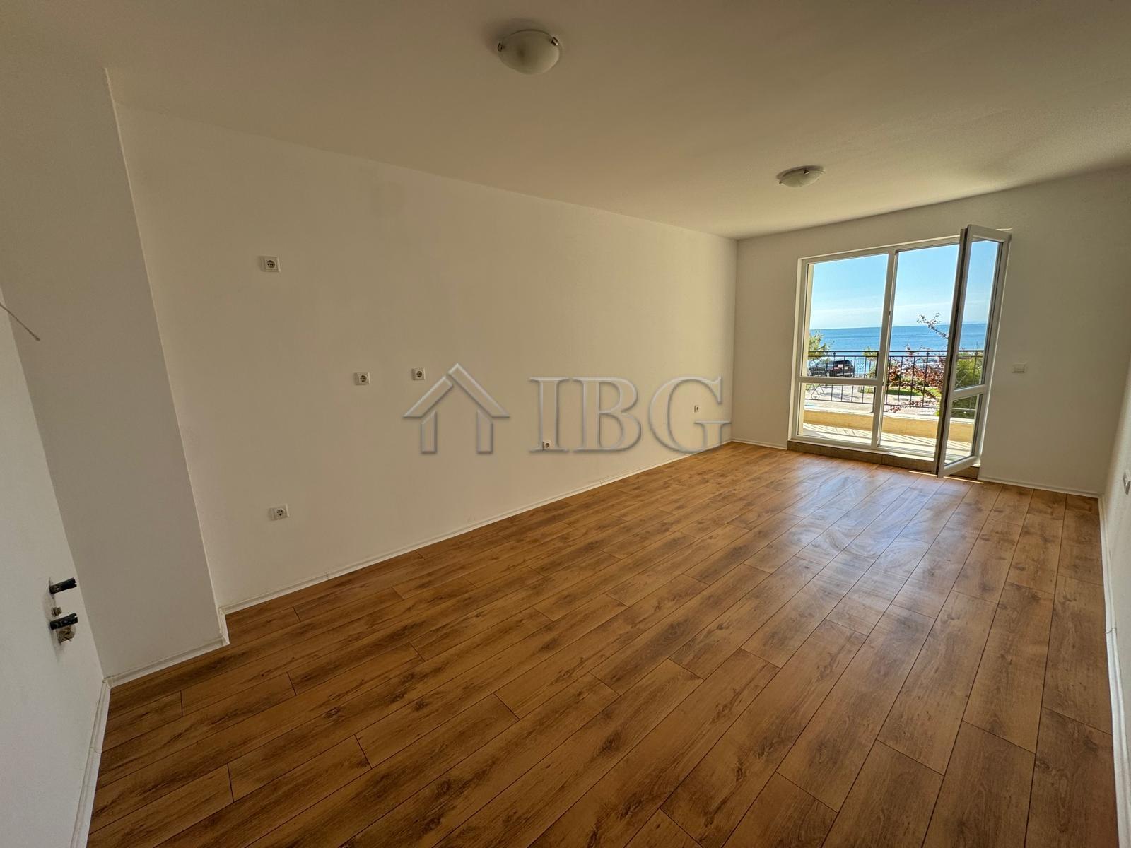 Spacious 2-Bedroom Apartment with frontal Sea View Sveti Vlas, First Line — photo 6