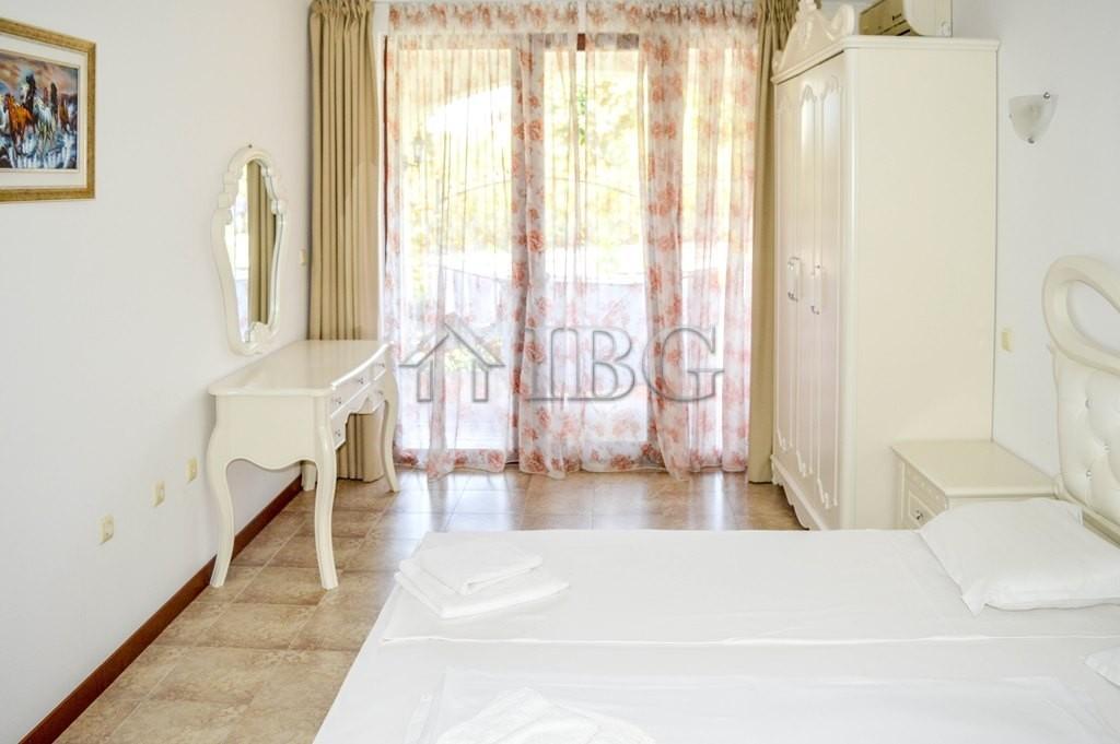 Spacious 3-Bedroom Apartment with 3 Bathrooms & two patios with gardens CASA REAL, Sveti Vlas — photo 24 of 25