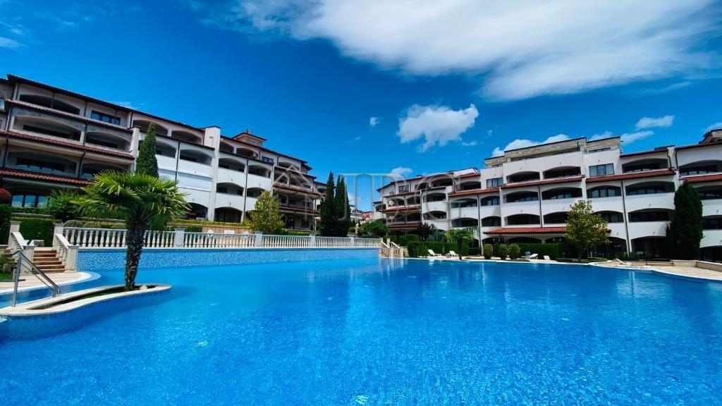 Spacious 3-Bedroom Apartment with 3 Bathrooms & two patios with gardens CASA REAL, Sveti Vlas — Sveti Vlas
