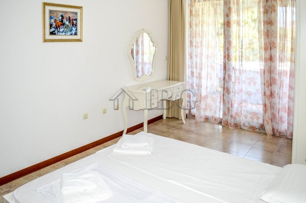 Spacious 3-Bedroom Apartment with 3 Bathrooms & two patios with gardens CASA REAL, Sveti Vlas — photo 23 of 25