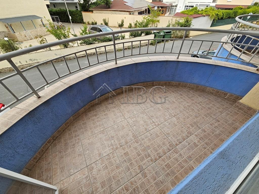 Spacious 1-bedroom apartment in complex Aqua Blue, Sunny Beach — photo 17 of 23