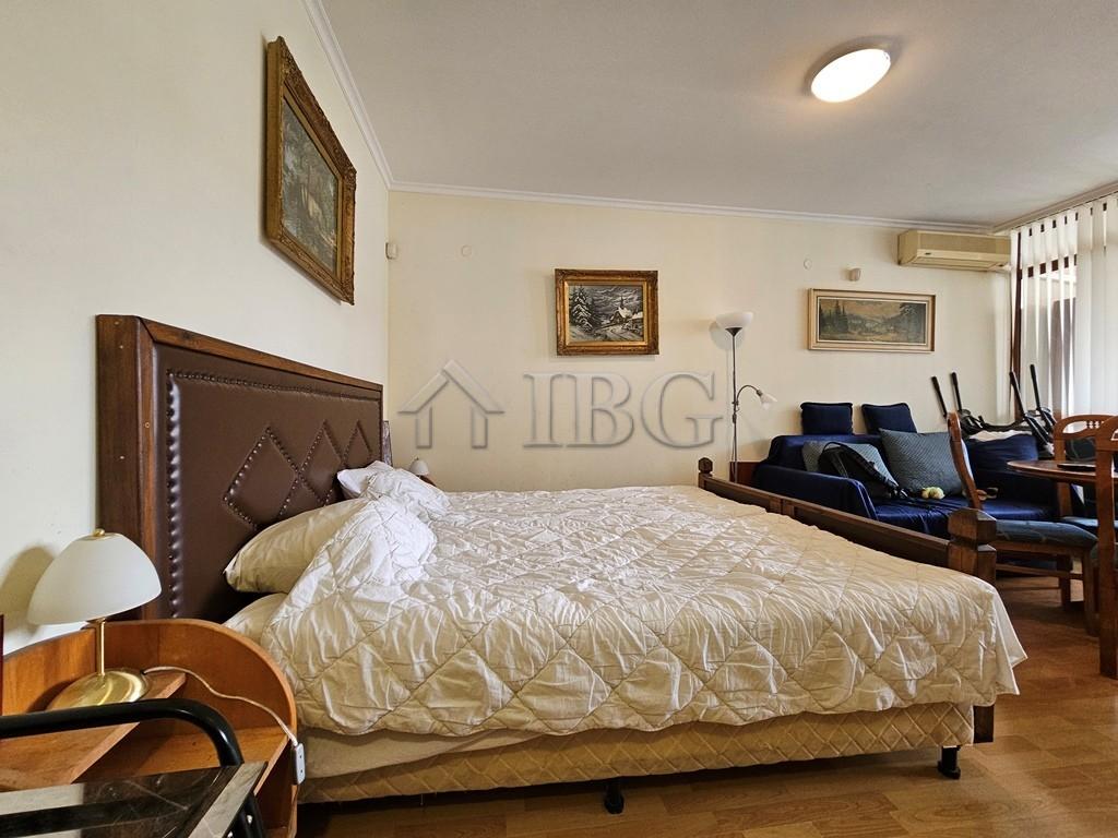 Studio with separate kitchen and balcony with pool view Sun City 1, Sunny Beach — photo 9 of 19