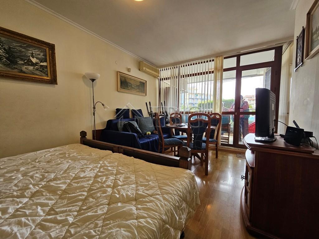 Studio with separate kitchen and balcony with pool view Sun City 1, Sunny Beach — photo 6