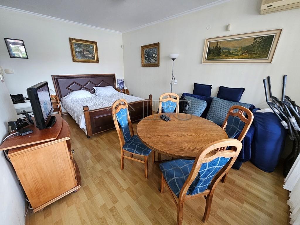 Studio with separate kitchen and balcony with pool view Sun City 1, Sunny Beach — photo 10 of 19