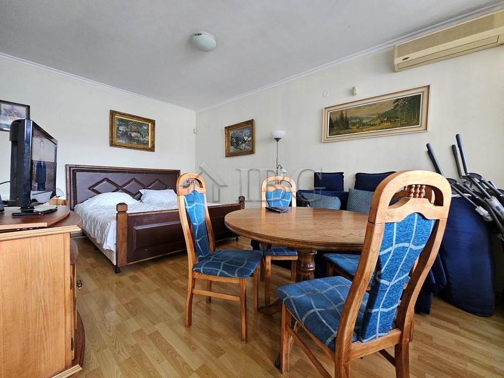 Studio with separate kitchen and balcony with pool view Sun City 1, Sunny Beach — photo 2