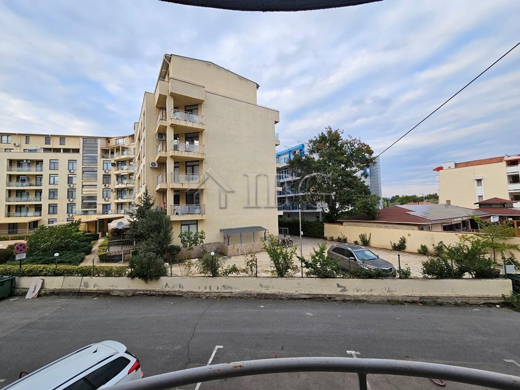 Spacious 1-bedroom apartment in complex Aqua Blue, Sunny Beach — photo 18 of 23