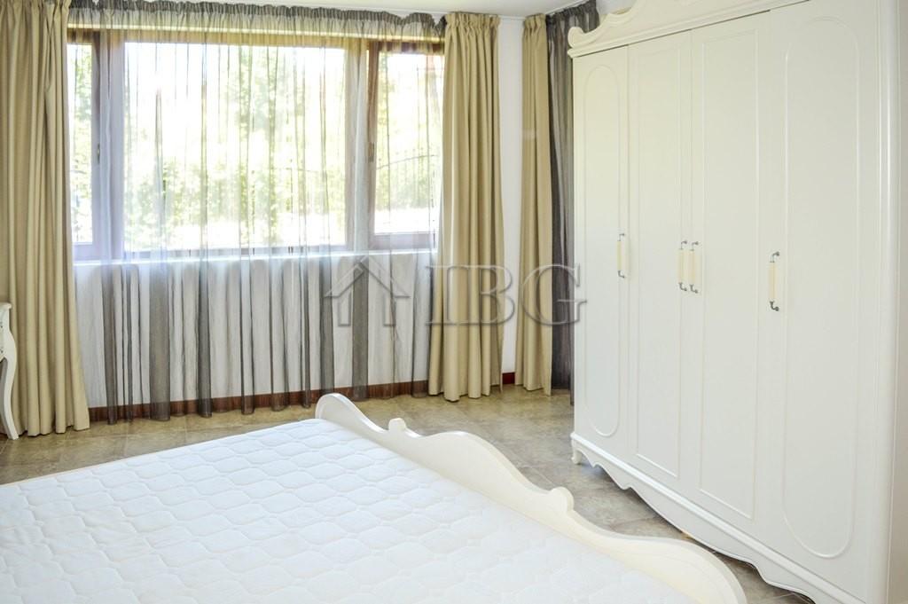 Spacious 3-Bedroom Apartment with 3 Bathrooms & two patios with gardens CASA REAL, Sveti Vlas — photo 20 of 25