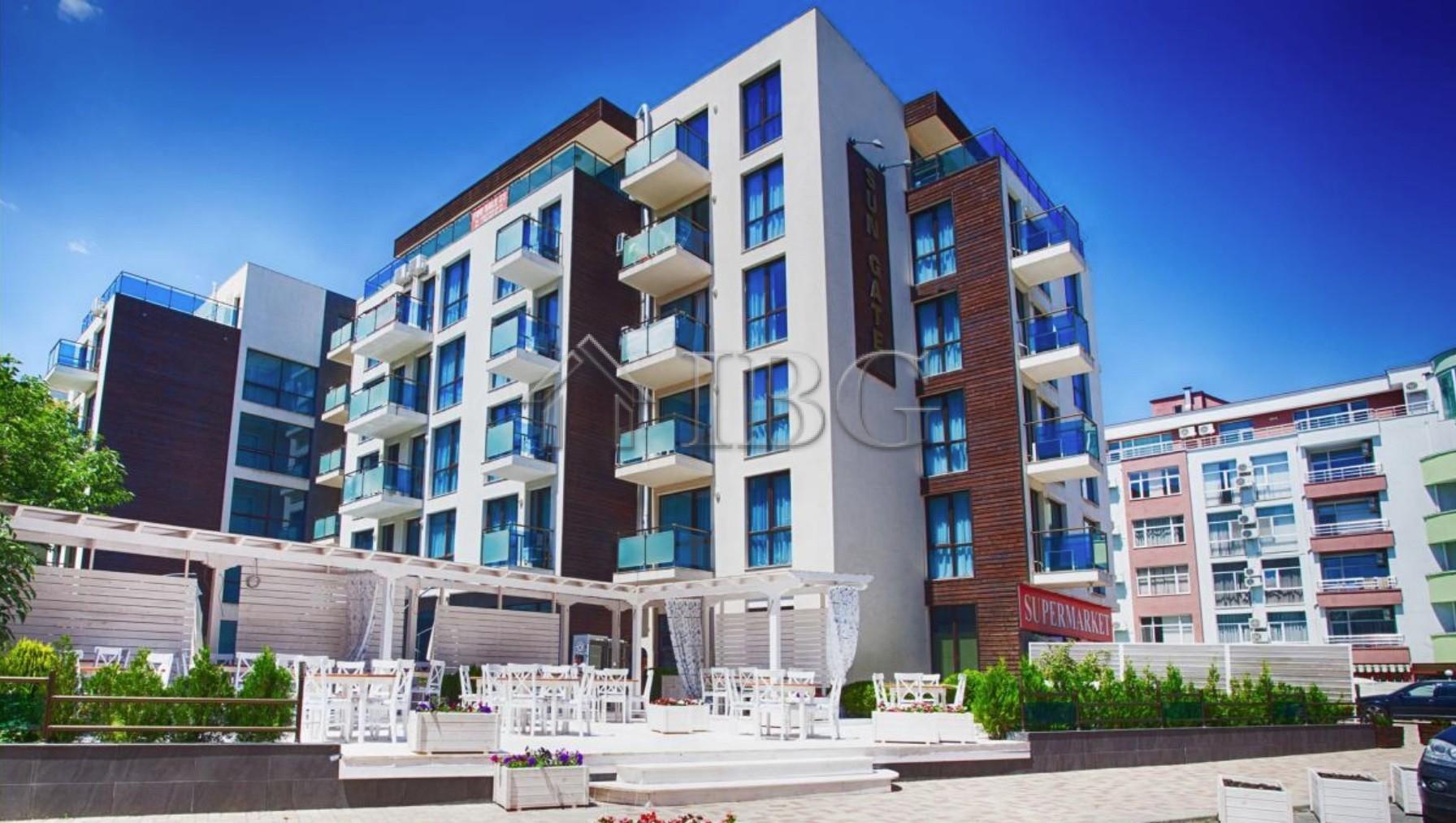 Bright and spacious one bedroom apartment with Pool View in Sun Gate, Sunny Beach — Sunny Beach