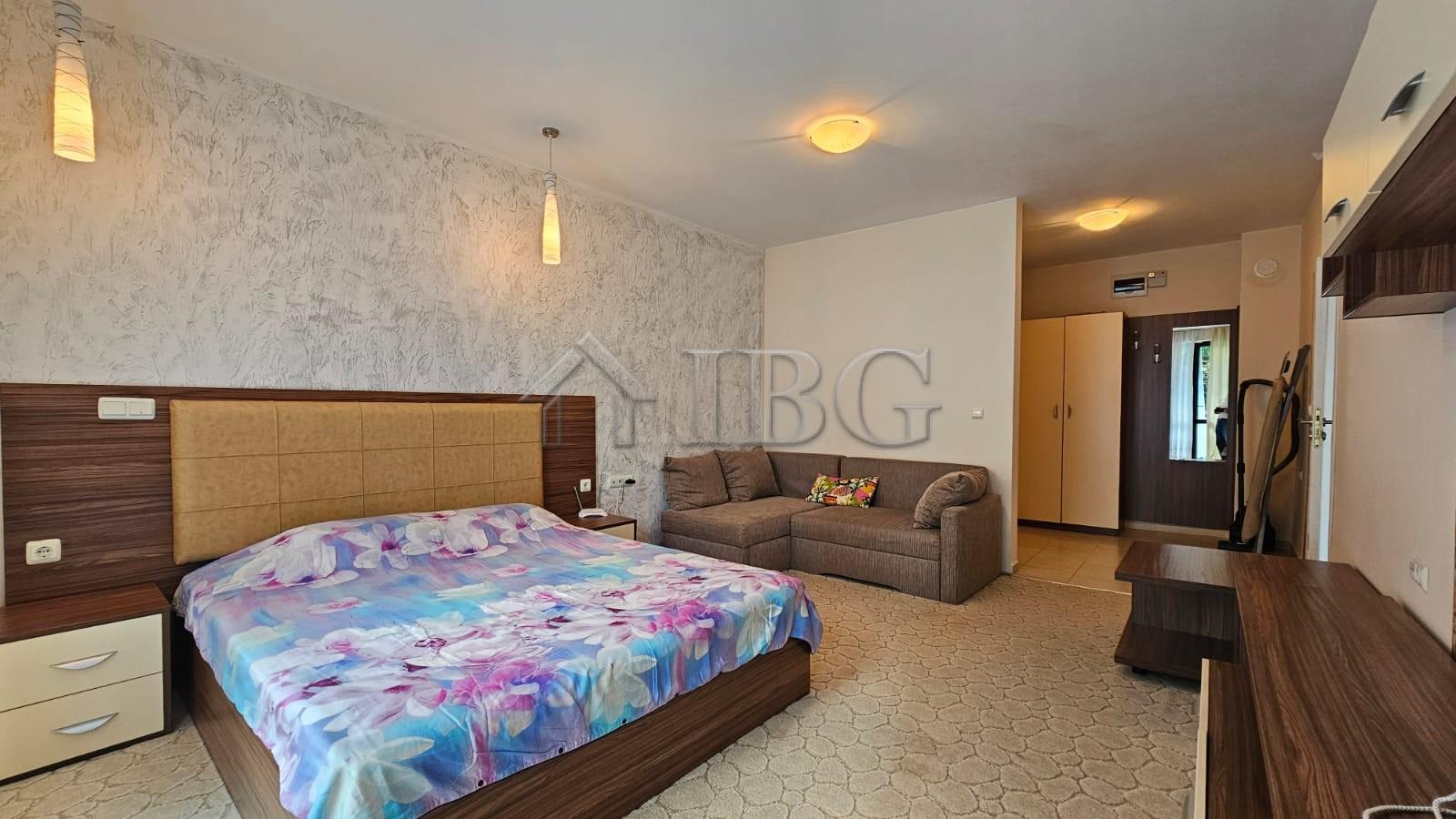 Bright and spacious one bedroom apartment with Pool View in Sun Gate, Sunny Beach — photo 11 of 15
