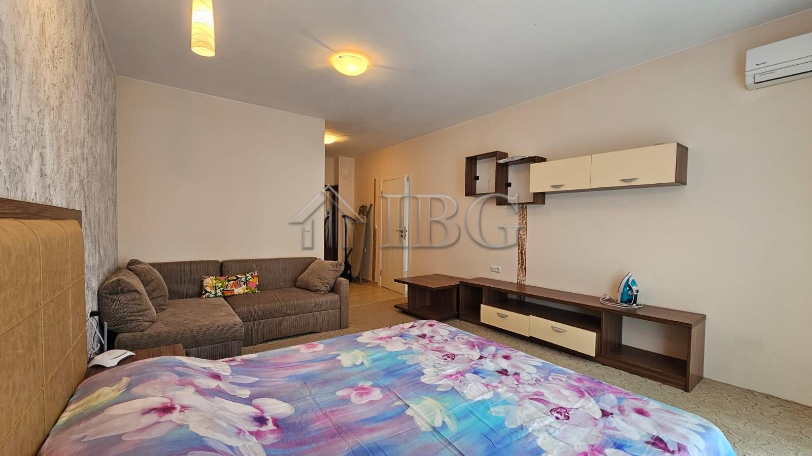 Bright and spacious one bedroom apartment with Pool View in Sun Gate, Sunny Beach — photo 12 of 15