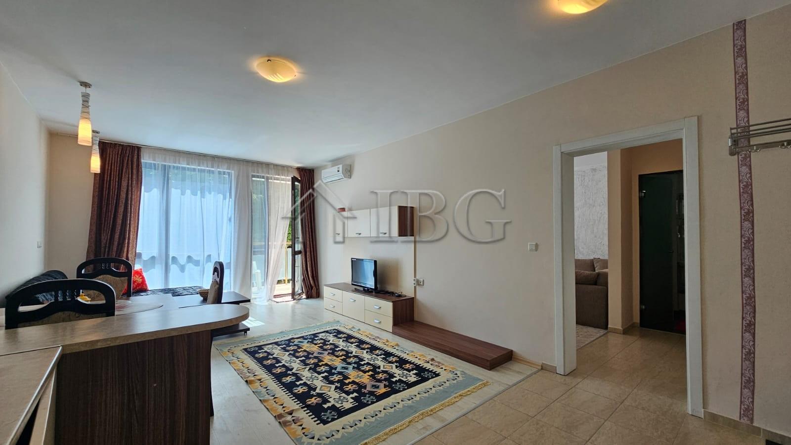 Bright and spacious one bedroom apartment with Pool View in Sun Gate, Sunny Beach — photo 8 of 15