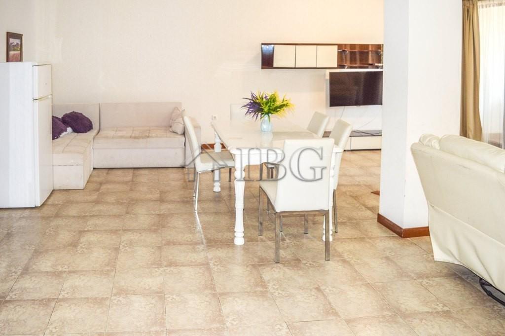 Spacious 3-Bedroom Apartment with 3 Bathrooms & two patios with gardens CASA REAL, Sveti Vlas — photo 13 of 25