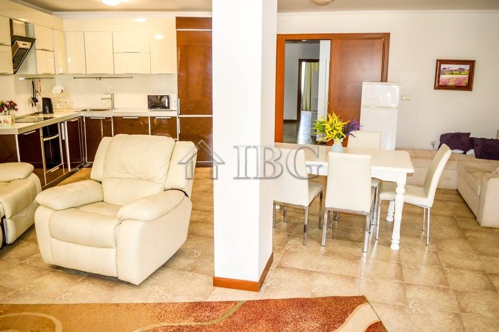 Spacious 3-Bedroom Apartment with 3 Bathrooms & two patios with gardens CASA REAL, Sveti Vlas — photo 14 of 25