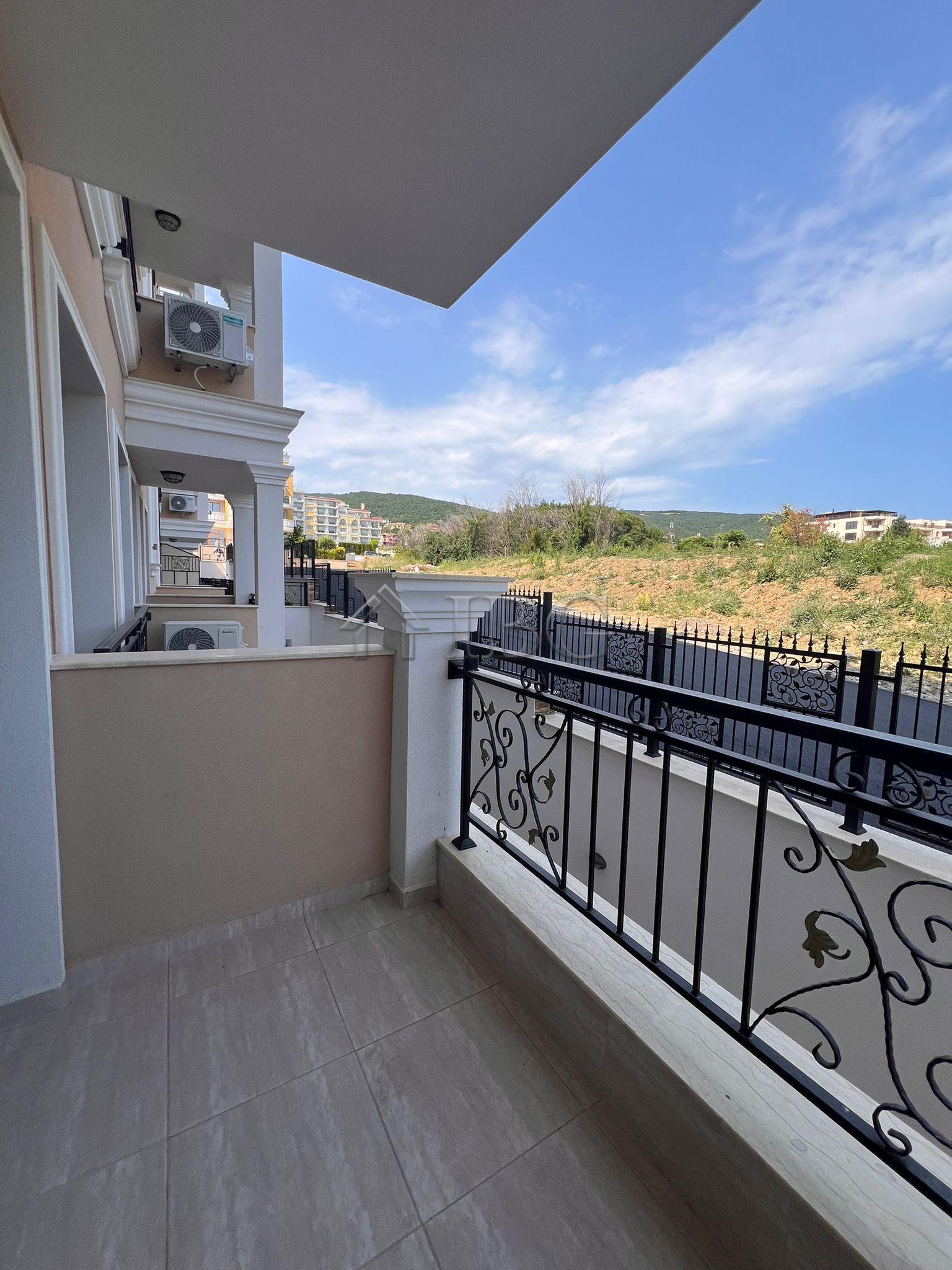 One-Bedroom Apartment in the Modern Emperium Complex, Sveti Vlas — photo 4 of 18