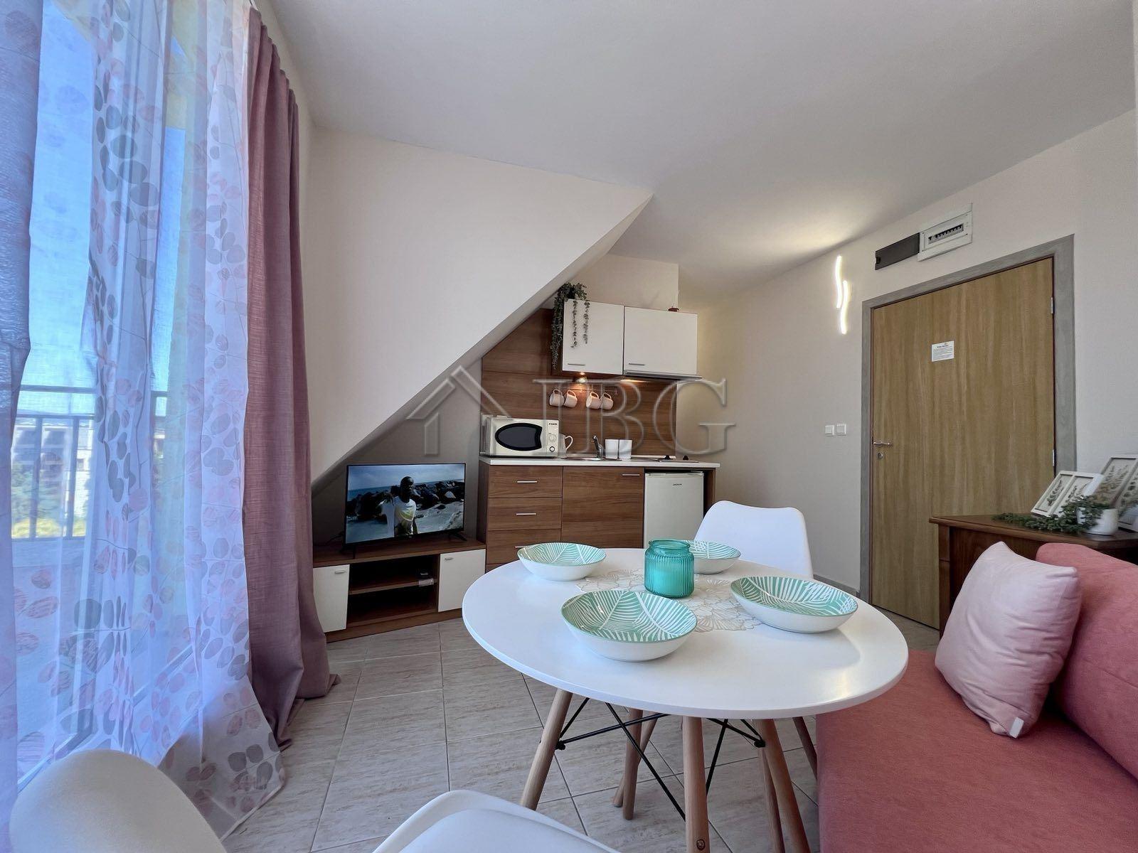 Cozy 1-Bedroom Apartment with Pool View in Dolce Vita 2, Sveti Vlas — photo 8 of 17