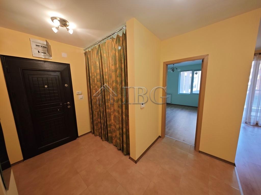 One-Bedroom Apartment with Pool View in Parus Complex, Pomorie — photo 8 of 12