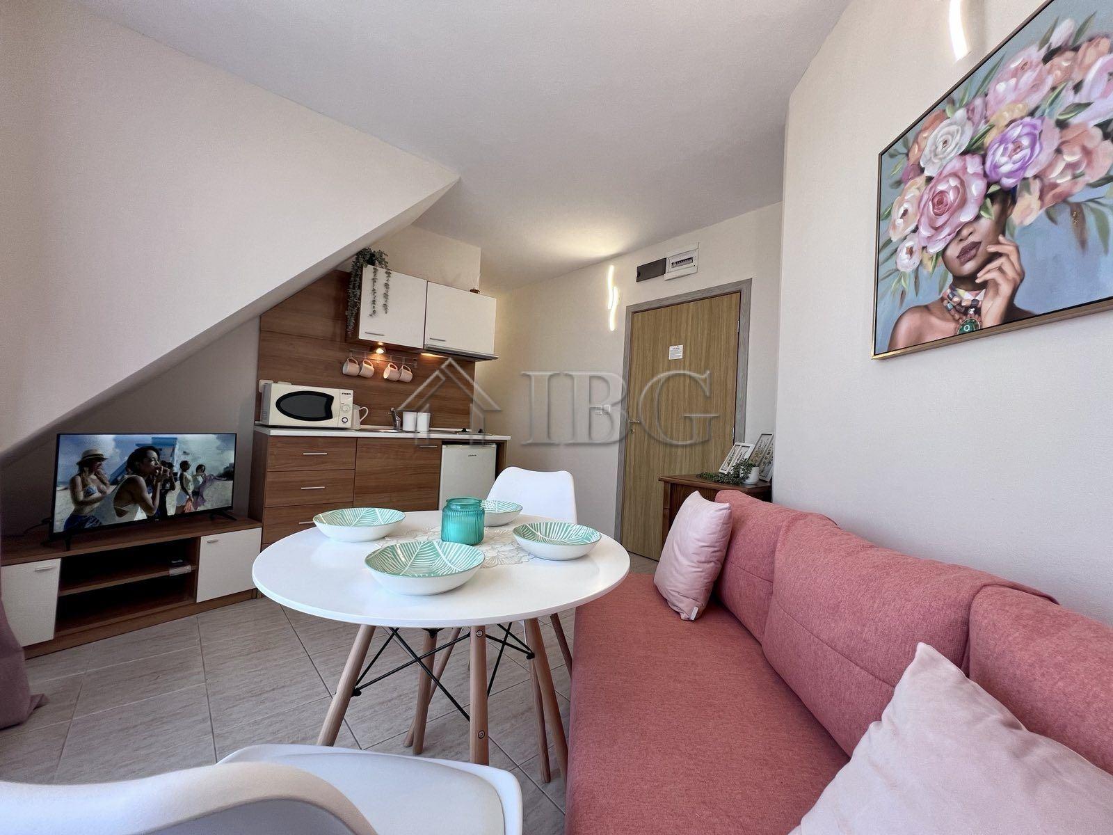 Cozy 1-Bedroom Apartment with Pool View in Dolce Vita 2, Sveti Vlas — photo 7 of 17