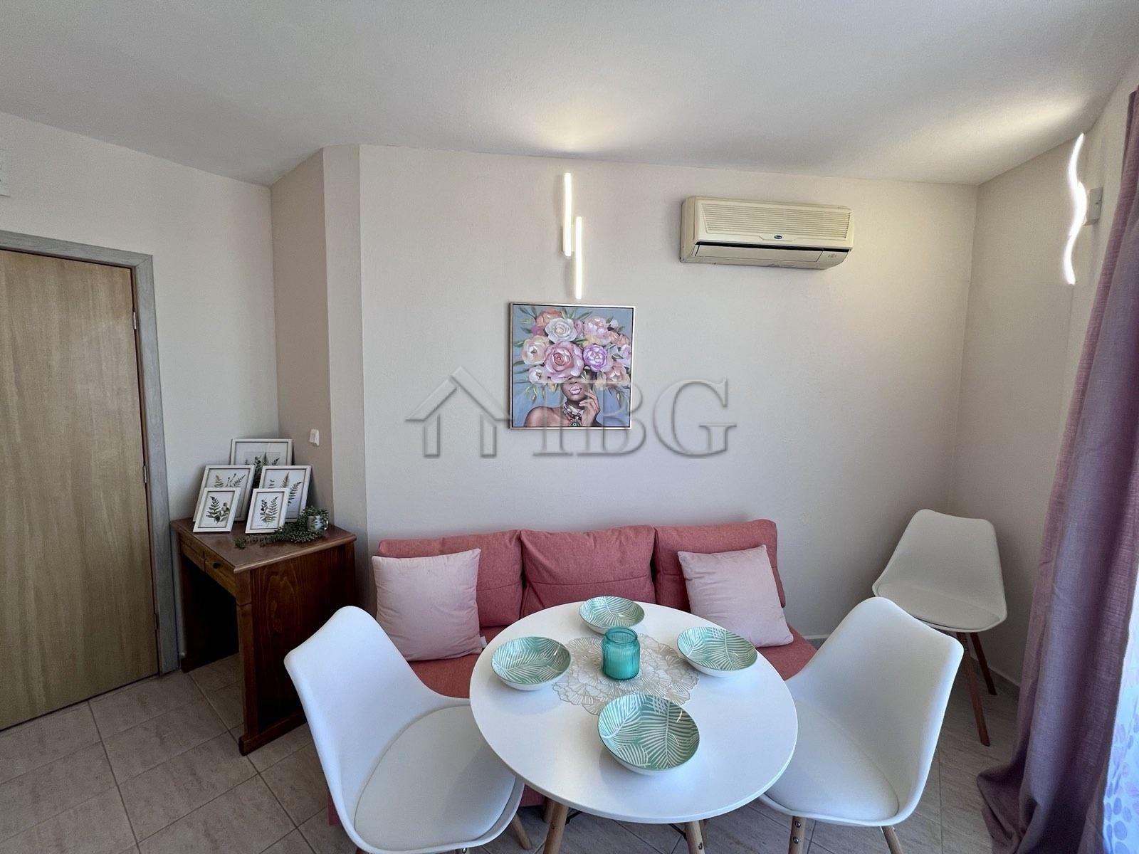 Cozy 1-Bedroom Apartment with Pool View in Dolce Vita 2, Sveti Vlas — photo 9 of 17