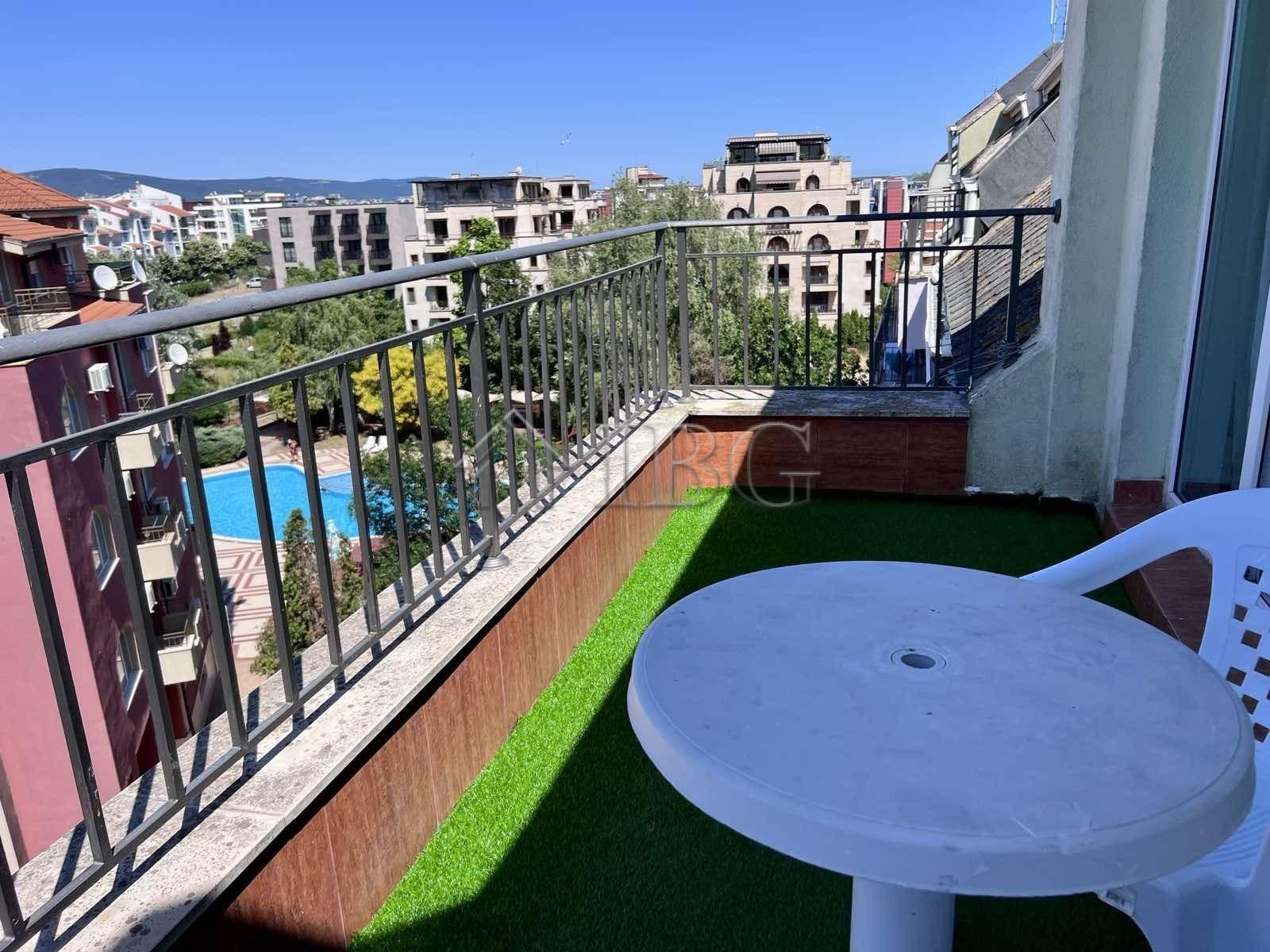 Cozy 1-Bedroom Apartment with Pool View in Dolce Vita 2, Sveti Vlas — photo 5 of 17
