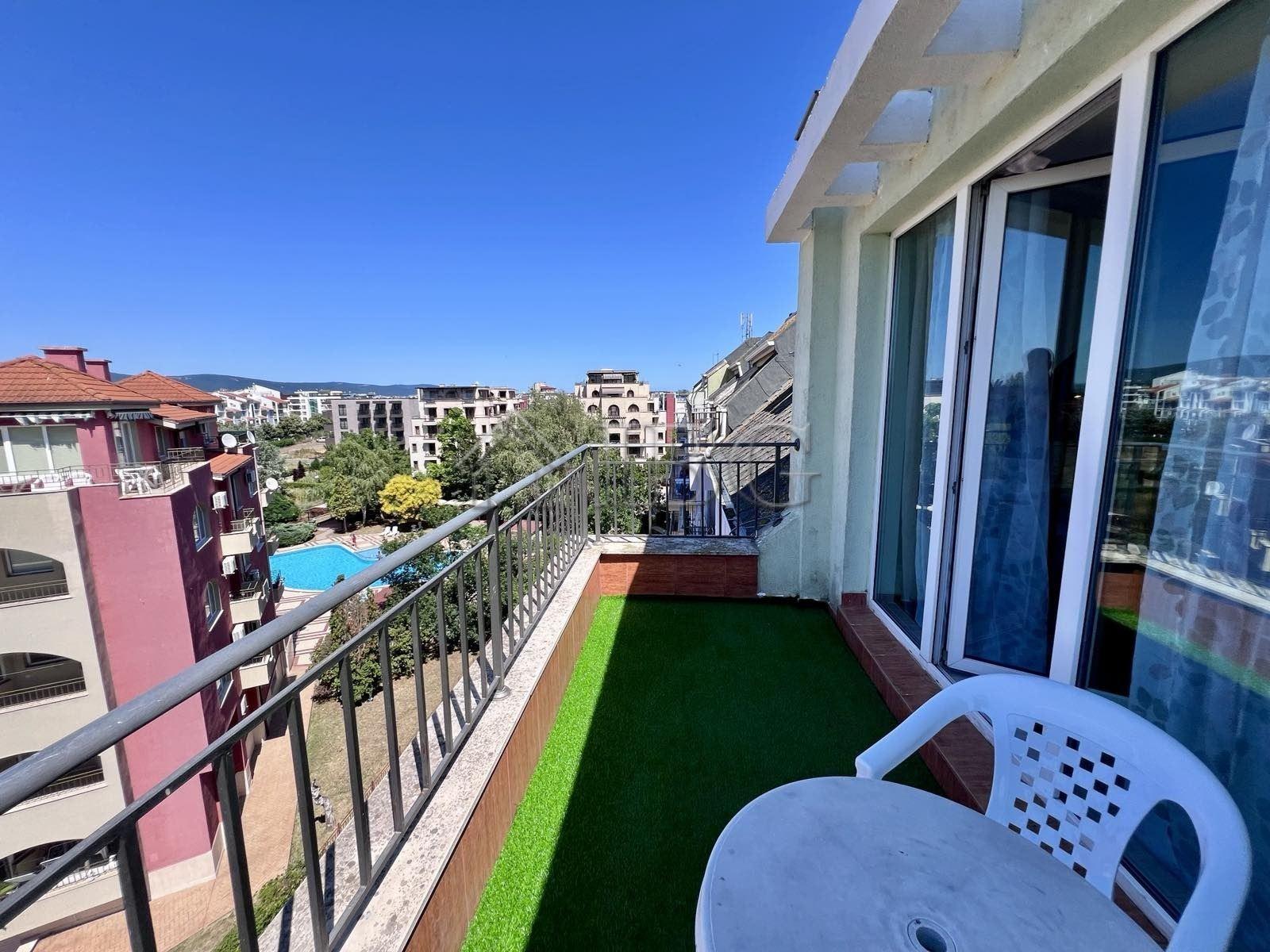 Cozy 1-Bedroom Apartment with Pool View in Dolce Vita 2, Sveti Vlas — photo 4 of 17