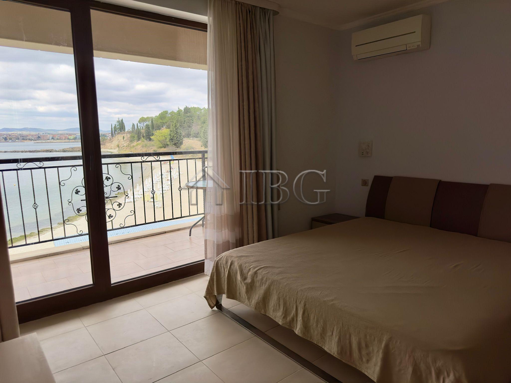 Luxury 3-Room Apartment with Front Sea View First Line Akrotiria Beach, Nessebar — photo 14 of 25