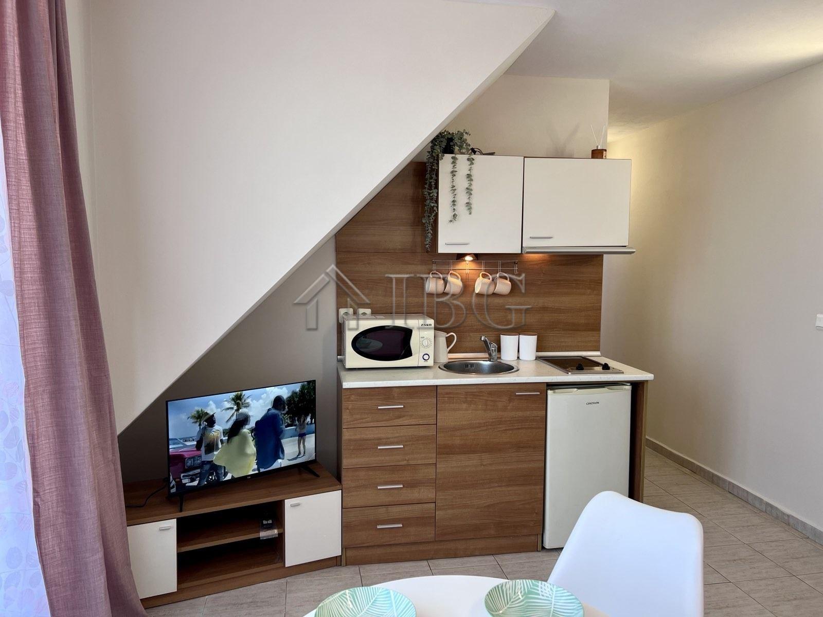 Cozy 1-Bedroom Apartment with Pool View in Dolce Vita 2, Sveti Vlas — photo 11 of 17