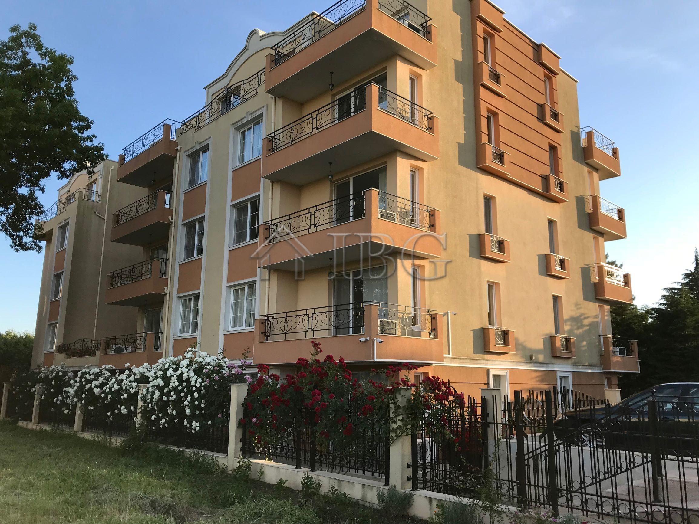 1-Bedroom Apartment with Pool and Yard View in Pomorie Residence, Pomorie — Pomorie