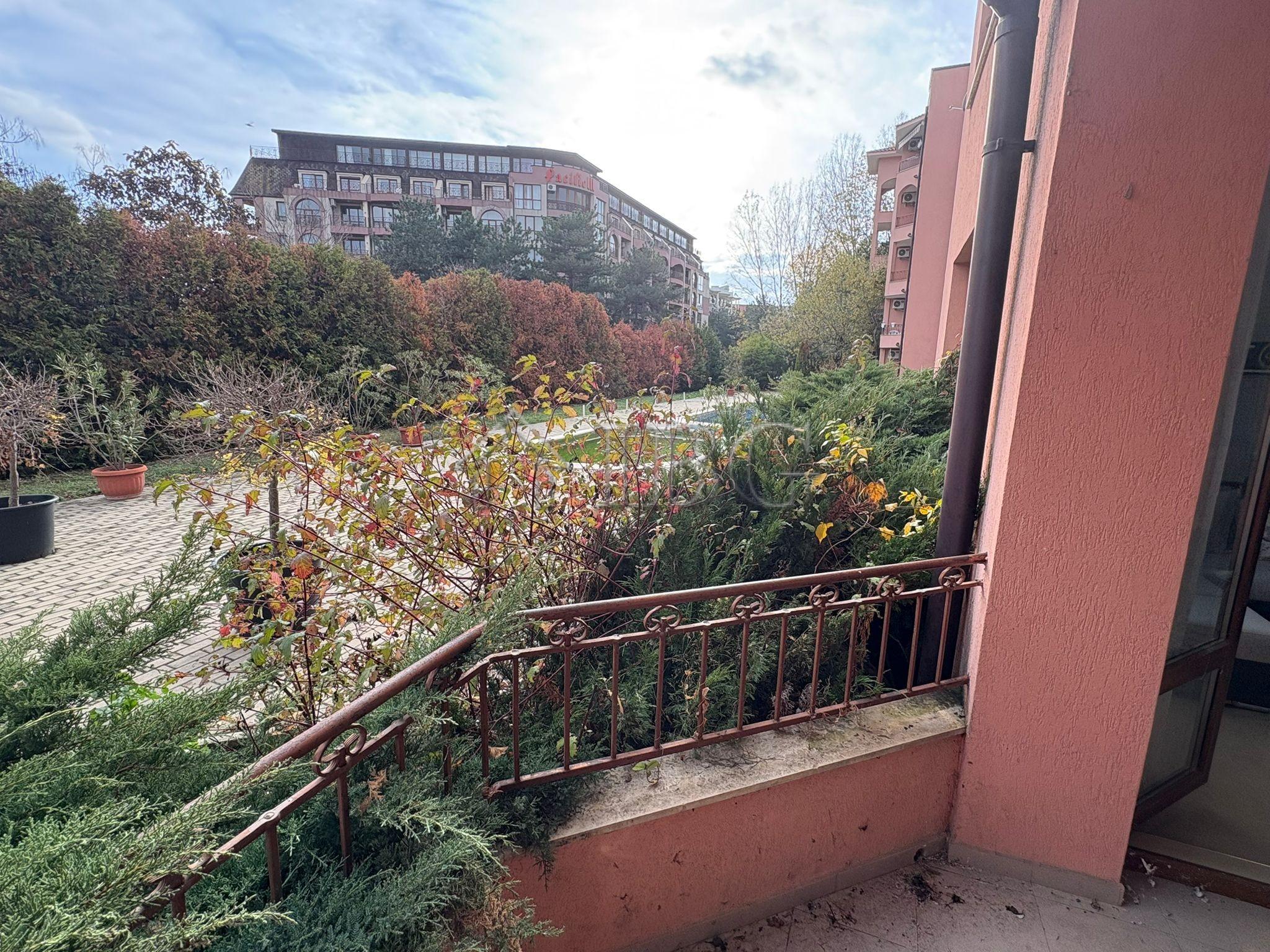 Bright and spacious one bedroom apartment with Pool View in complex Sunflower, Sunny Beach — photo 4 of 19