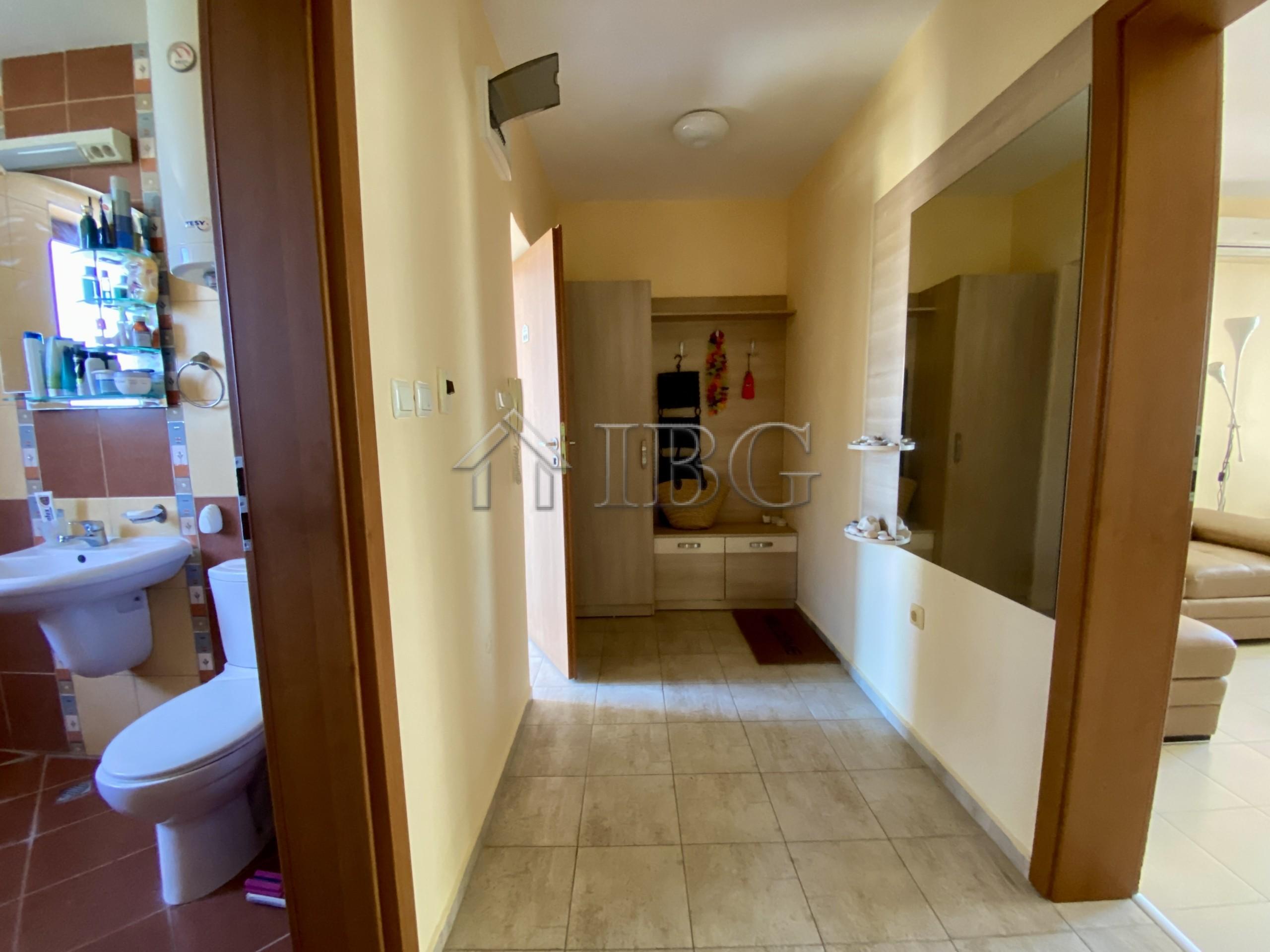Bright and spacious One Bedroom apartment with pool view in Chateau Del Mar, Sunny Beach — photo 23 of 25