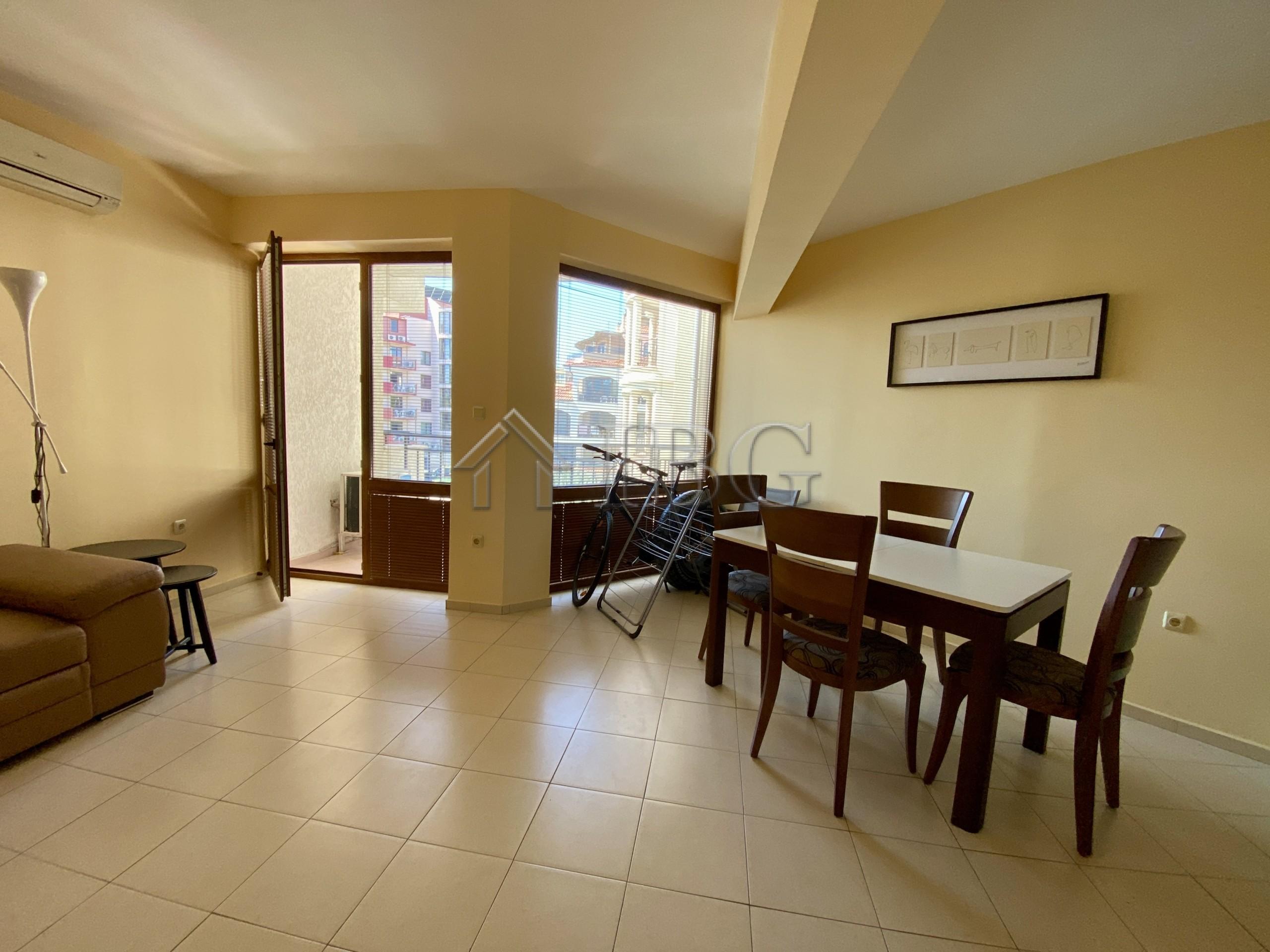 Bright and spacious One Bedroom apartment with pool view in Chateau Del Mar, Sunny Beach — photo 6 of 25