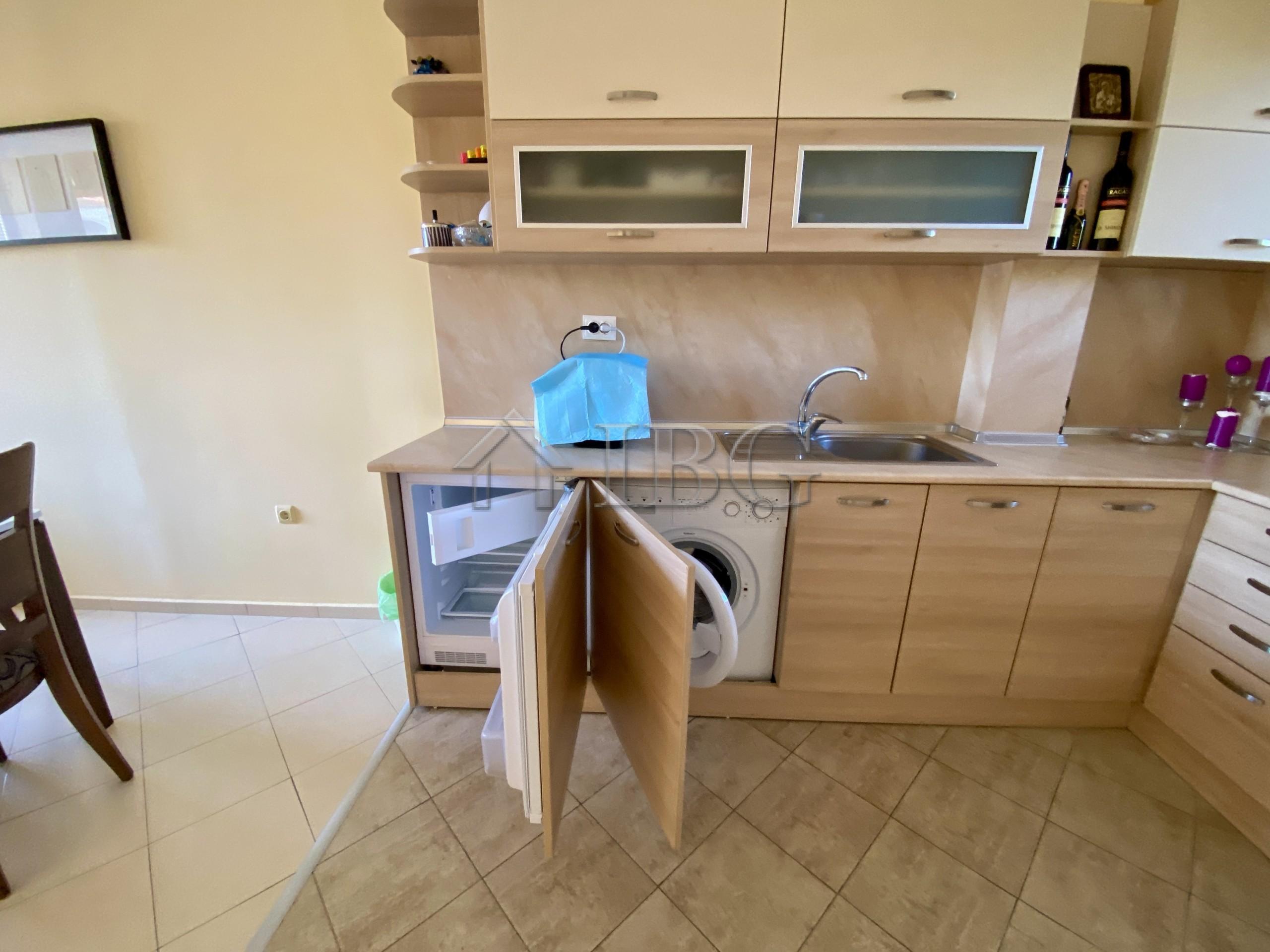 Bright and spacious One Bedroom apartment with pool view in Chateau Del Mar, Sunny Beach — photo 9 of 25
